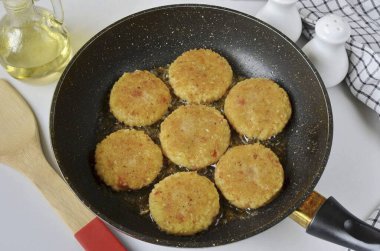 Pirzolaları bir spatulayla çevir ve diğer tarafta kızartma yap. Kalan pirzolalarla tekrar et..