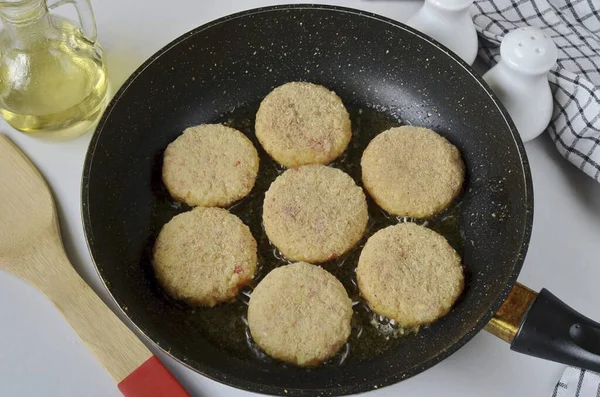 Heat up a frying pan with vegetable oil, before each batch I poured in a tablespoon of oil. Add cutlets and fry until golden brown. The fire is medium.