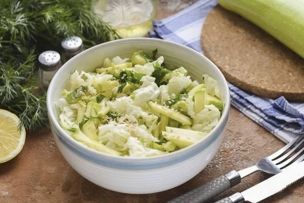 Ensalada Ligera Apetitosa Col China Calabacín Adecuada Para Todos Los —  Fotos de Stock