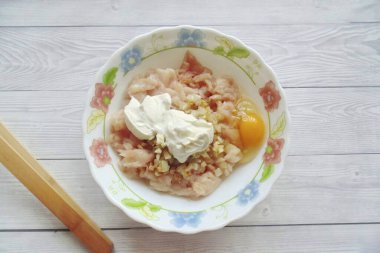 Yumurta ve ekşi krema koy..