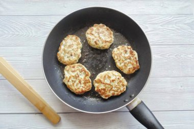 Her iki taraf da kahverengileşene kadar kızart. Sonra bütün krepleri bir tavaya koy, biraz su dök, 5-6 dakika boyunca üstünü ört ve kaynat. Böylece yemek daha besleyici olacak..