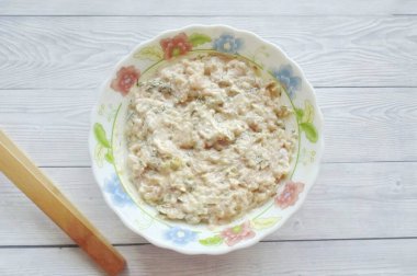 Krepler için kıyma, tatmak ve karıştırmak için biber. 20-30 dakika ayakta duralım ki irmik biraz şişsin..