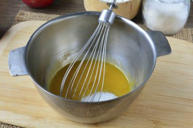 Yumurta sarılarını beyazlardan ayır. Bize sadece yumurta sarısı lazım. Yumurtanın sarısını paslanmaz çelik tencereye ya da kaseye boşalt. Bu tür tabaklarda, krem yanmaz. Şeker dök ve sarısı ile ovala..