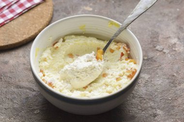 Tüm malzemeleri karıştır ve buğday unu ekle. Her şeyi yeniden karıştır..