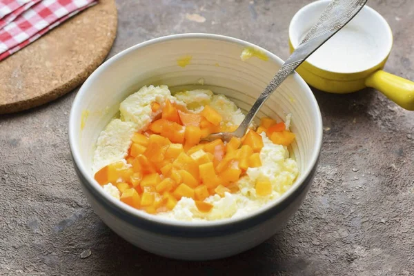 Enjuague Seque Caqui Cortado Cubos Pequeños Añadir Caqui Bowl Con — Foto de Stock