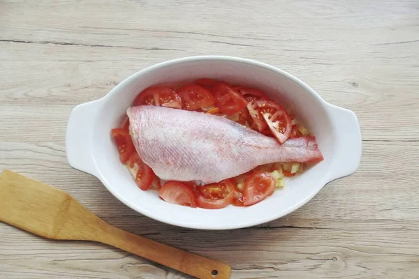 Myć Kroić Układać Pomidory Wokół Ryb — Zdjęcie stockowe