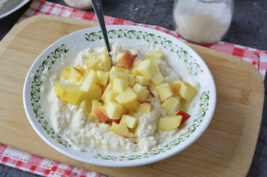 Sonra orta küp kesilmiş elmaları ekle. Ya da elmaları rendeleyebilirsin. Elma dilimlerinin güveçte hissedilmesine bayılıyorum..