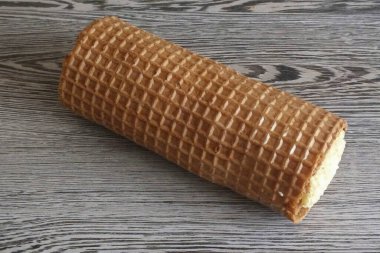 Bitmiş waffle rulosu hemen porsiyonlara ayrılabilir ya da hafifçe soğutabilir, keser ve masaya servis edebilirsiniz..