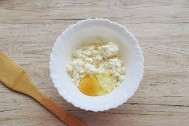 Süzme peynir ve yumurtayı kaseye koy..