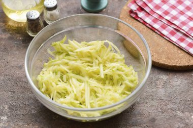 Kabağı durula ve kurula, kabağı orta rende rendele..