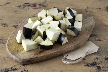 Patlıcanları büyük küp yap, tuz koy ve 20 dakikalığına ayrıl..