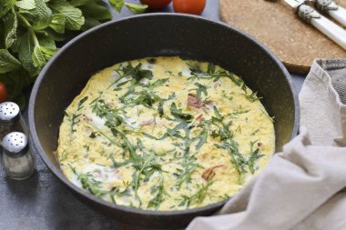 Tüm aile için lezzetli ve sağlıklı bir kahvaltı. Domatesli omlet ve roka. Afiyet olsun.!