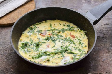 Omleti kapağın altında 4-5 dakika pişir. Sağlıklı bir kahvaltı iyi bir günün anahtarıdır. Tarifi not al.!