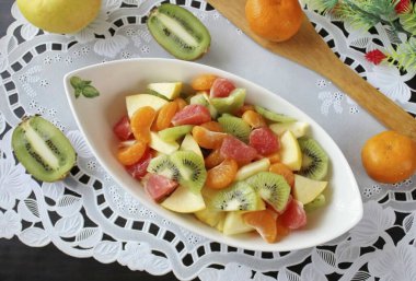 Mandalina ve elmalardan oluşan meyve salatası hafta içi ve tatillerde yetişkinler ve çocuklar için alışılmadık derecede lezzetli ve sağlıklı bir tatlıdır. Masada servis edilebilir..