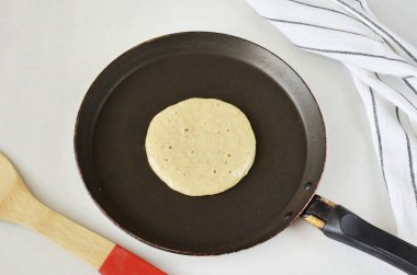 Yapışmayan bir tavayı ısıt, kreplerin kurutulması gerek. Bir kepçeyle ortaya biraz hamur dök, 1-2 dakika boyunca düşük ısıda kızart, tavana bak..