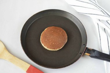 Bir spatulayla dön ve diğer tarafta kızartma yap. Koyu renkten korkma, muz yüzünden..