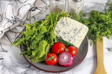 Dor Blue Cheese ve Arugula ile salata hazırlamak için gerekli tüm malzemeleri hazırlayın. Salataya zeytin, zeytin ve kapari ekleyebilirsiniz..