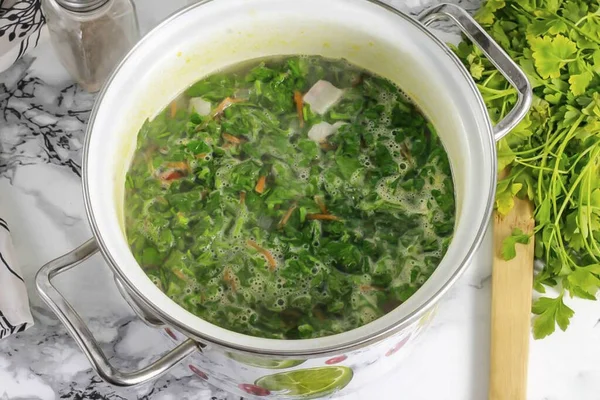 Add salt, you can add other spices, seasonings to taste. Rinse the parsley and chop, add to the pan. Boil the soup for another 2-3 minutes and turn off the heat.