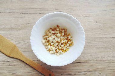 Kurutulmuş tavaya önceden kesilmiş ve hafif kızarmış beyaz ekmek ekmeği ekleyin. Satın alınan mağaza kullanılabilir.