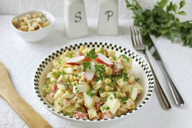 Hafif, lezzetli, yengeç çubuklu, elmalı ve krakerli salata hazır. Masaya servis yap..