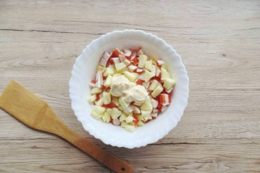 Bütün malzemeleri mayonezle mevsim. Gerekirse tuz, biber. Salatayı iyice karıştır..