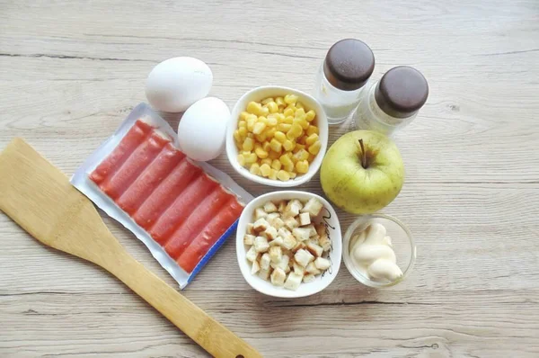 Prepare Todos Ingredientes Necessários Para Fazer Salada Caranguejo Com Maçãs — Fotografia de Stock