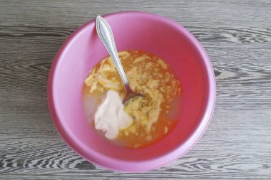 Sonra erimiş tereyağı ve ekşi krema ekle. Karıştır.