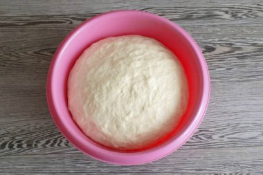 Belirtilen süreden sonra, hamuru çıkarın. Hacmi artmalı. Hafif bir esneme yap.