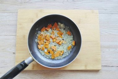 Tavaya ayçiçeği yağı dök ve yumuşayana kadar sebzeleri kaynat..