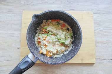 Hazır mısır gevreğiniz varsa 5 dakika boyunca lapa pişirin. Olmazsa, yulaf ezmesinin türüne bağlı olarak pişirmesi biraz daha uzun sürer..