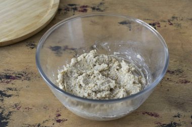 Yulaf ezmesinin üzerine kaynar su dök. Şişmeleri için 5 dakika izin ver..