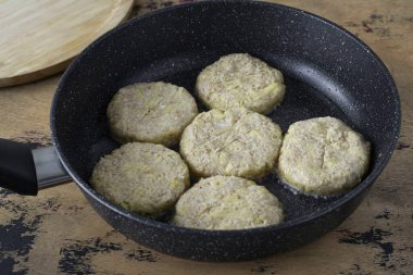 Ortaya çıkan kütleden pirzola yapın. Pirzolaları iyi ısıtılmış tavada kızart. Altın kahverengiye kadar sebze yağıyla..