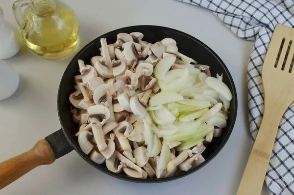 Caliente Aceite Vegetal Una Sartén Ponga Los Champiñones Cebolla Cortados — Foto de Stock