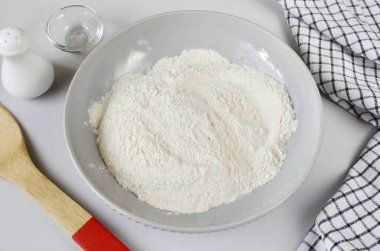 Büyük bir kasede, ellenmiş unu kabartma tozu ve bir tutam tuz ile birleştirin..