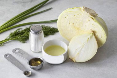 Lahana salatası yapmak için gerekli tüm malzemeleri hazırlayın..