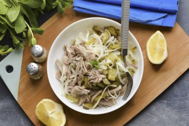 Et salatasını herhangi bir mezeyle ya da tek başına, bir dilim ekmekle servis edebilirsiniz. Tarifi not al, salata her gün ve özel durumlar için uygundur. Afiyet olsun.!