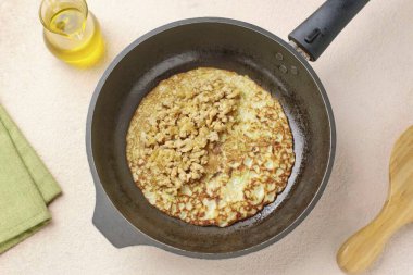 Krepin bir tarafı kahverengileşir kahverengileşmez, kenarına biraz dolgu yap..