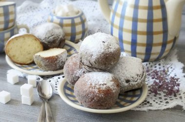 Süzme peynirli çörekler tatlı olarak ya da öğlen atıştırmalığı ya da kahvaltı olarak kullanılabilir. Afiyet olsun.!