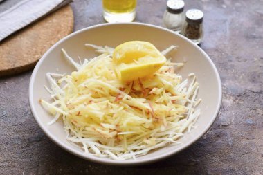 Şimdi elmanın ve kerevizin üzerine limon suyu dök..