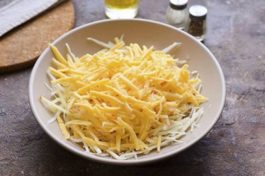 Orta rende rendeleyin ve salataya ekleyin. Salatayı yağla sar, tadı için tuz ve biber ekle..