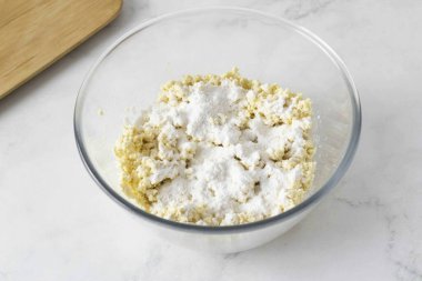 O zaman pirinç unu ekle. Tekrar karıştır.