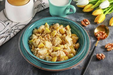 Elmalı kahvaltıyı derin bir tabağa koy ve sıcak ya da soğuk servis et. İstediğiniz zaman sıcak süt ya da kaynar su ile doldurun..