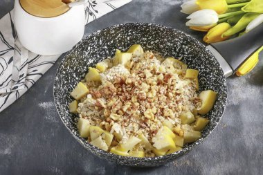 Elinizdeki ceviz çekirdeklerini ezin ve diğer malzemelere ekleyin. Eğer ceviz bulamazsanız, onları fındık, fıstık ya da bademle değiştirin..