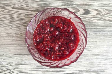 Ahududu ve şekeri mikrodalgadan çıkar..