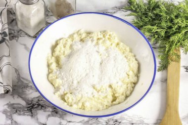 Buğday unu dök ve her şeyi iyice karıştır. Kütle çok yoğun olmamalı. Cheesecake 'dekiyle aynı olmalı..