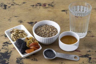 Kutya 'yı hecelemek için gerekli tüm malzemeleri hazırlayın..