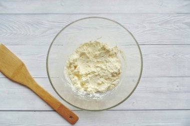 Yumurtayı çırp ve malzemeleri karıştır..