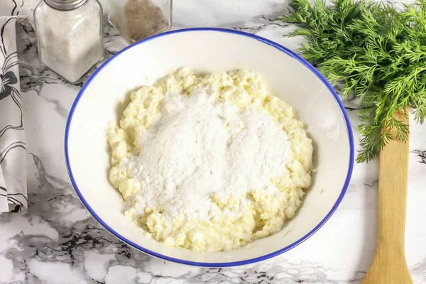 Buğday unu dök ve her şeyi iyice karıştır. Kütle çok yoğun olmamalı. Cheesecake 'dekiyle aynı olmalı..