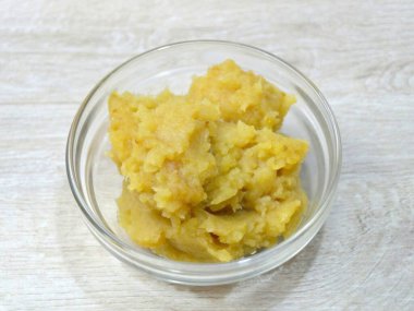 Elma sosunun ağırlığı elmaların boyutuna göre yaklaşık 250-300 gram..