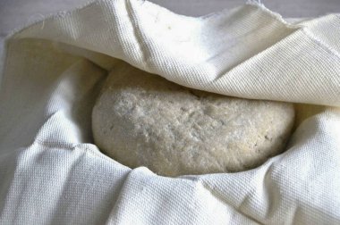 Ekmeği dikiş sepetine ya da kağıt havluyla kaplı bir kaseye koyup ekmeğin yapışmasını önlemek için un ile dövün. Peçetenin kenarlarıyla örtün. Kanıtla 1 saat.